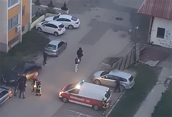 DOBOJ: Jak vjetar uzrokuje probleme, dio konstrukcije sa stare toplane pao na trotoar (VIDEO)