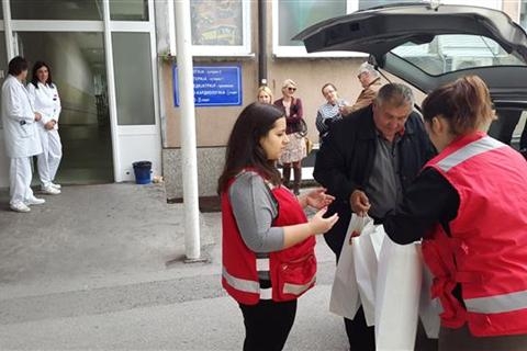 DOBOJ: Poklon-paketi najmlađim pacijentima bolnice