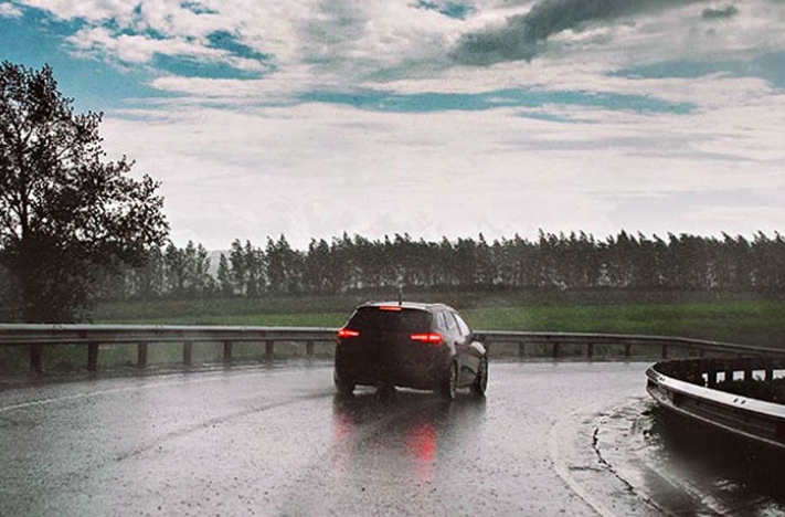 PUTEVI: Mjestimično vlažni kolovozi, muguća poledica