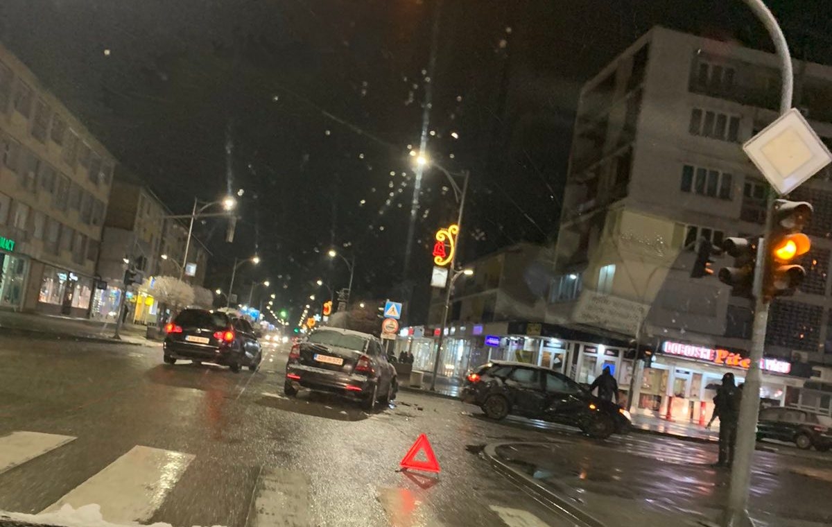 HAOS U SAOBRAĆAJU DOBOJA: Sudar vozila i nefunkcionalni semafori