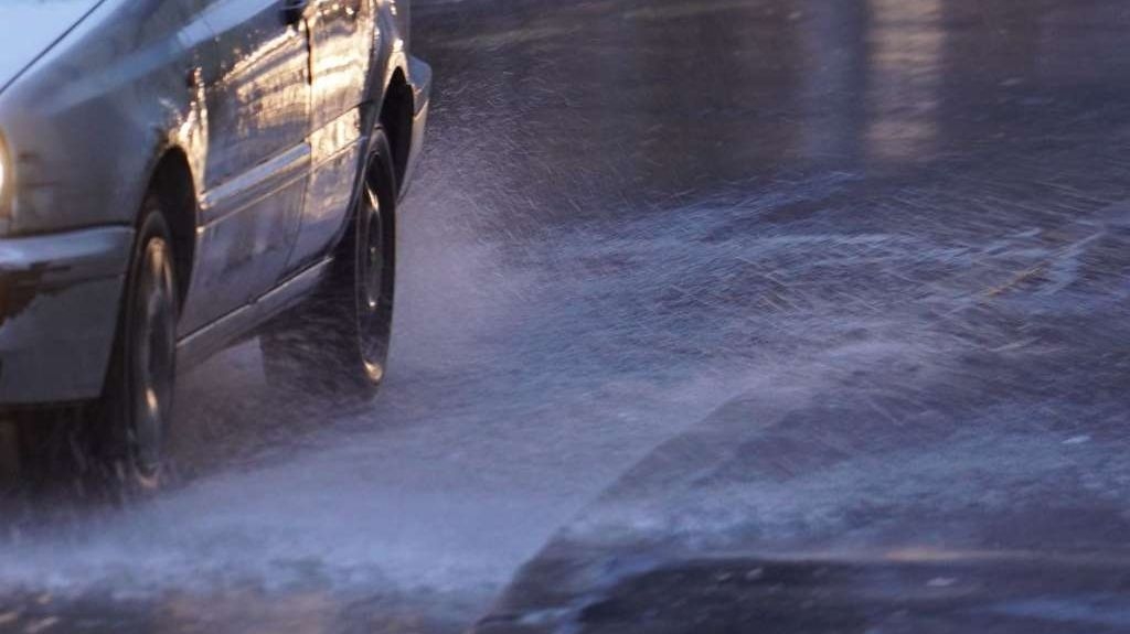 PUTEVI: Kolovozi mjestimično vlažni, opasnost od odrona