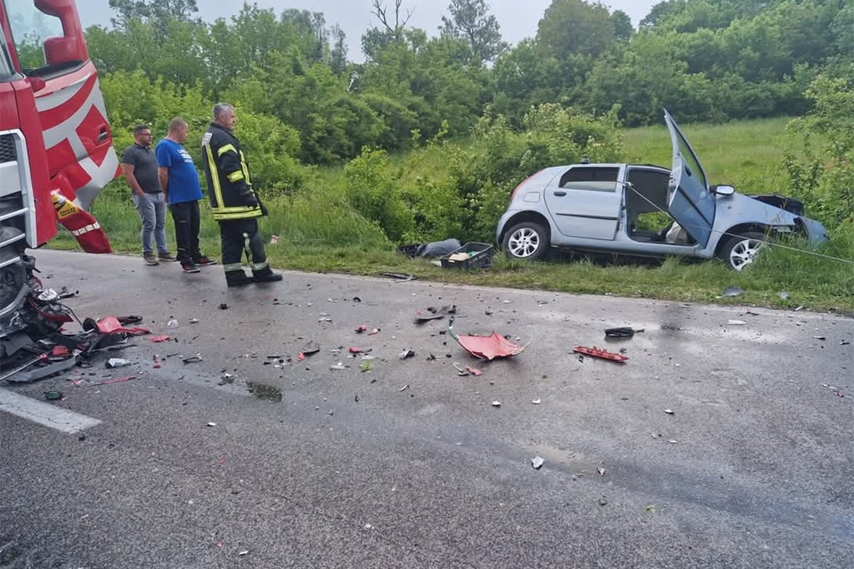 DOBOJ: Sudar auta i kamiona, teško povrijeđen muškarac (FOTO)
