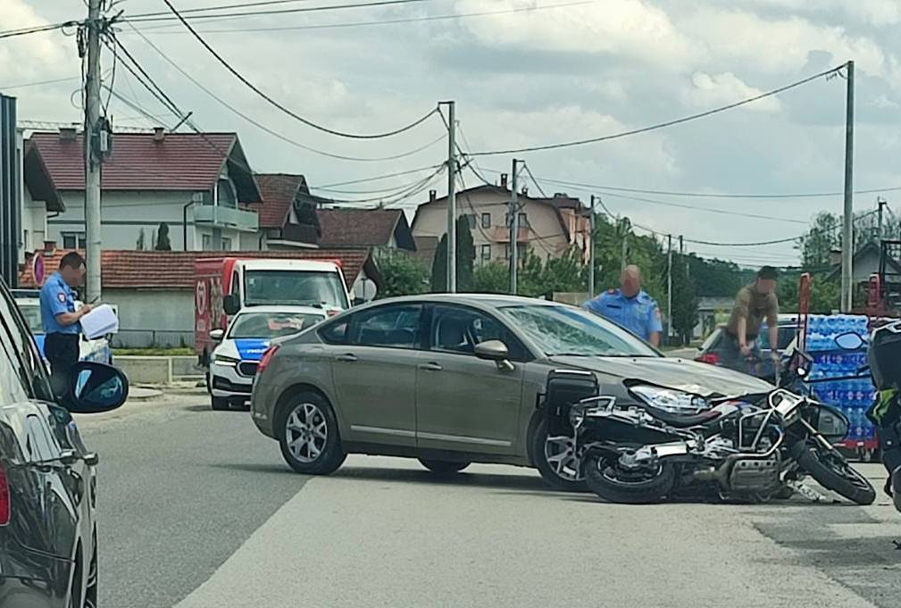 STANARI: Sudar automobila i motocikla – intervenisala policija
