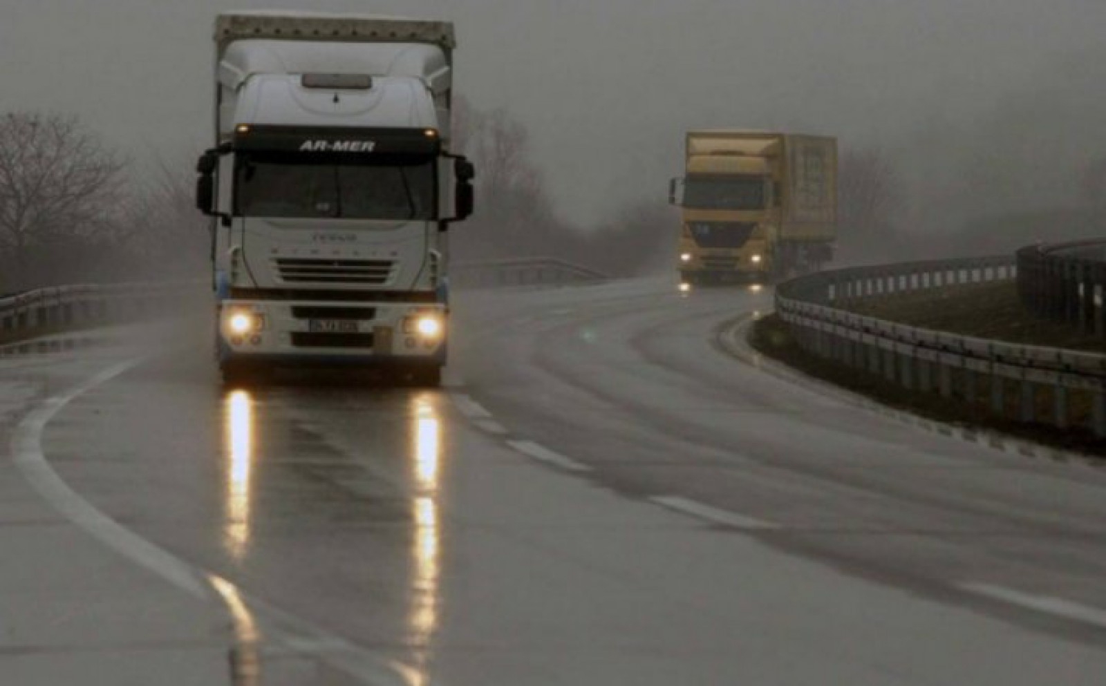 PUTEVI: Klizav kolovoz, magla i povećana opasnost od odrona