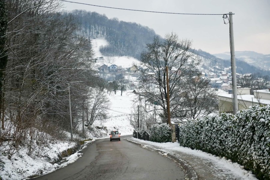 PUTEVI: Mjestimično vlažni kolovozi, moguća poledica i odroni