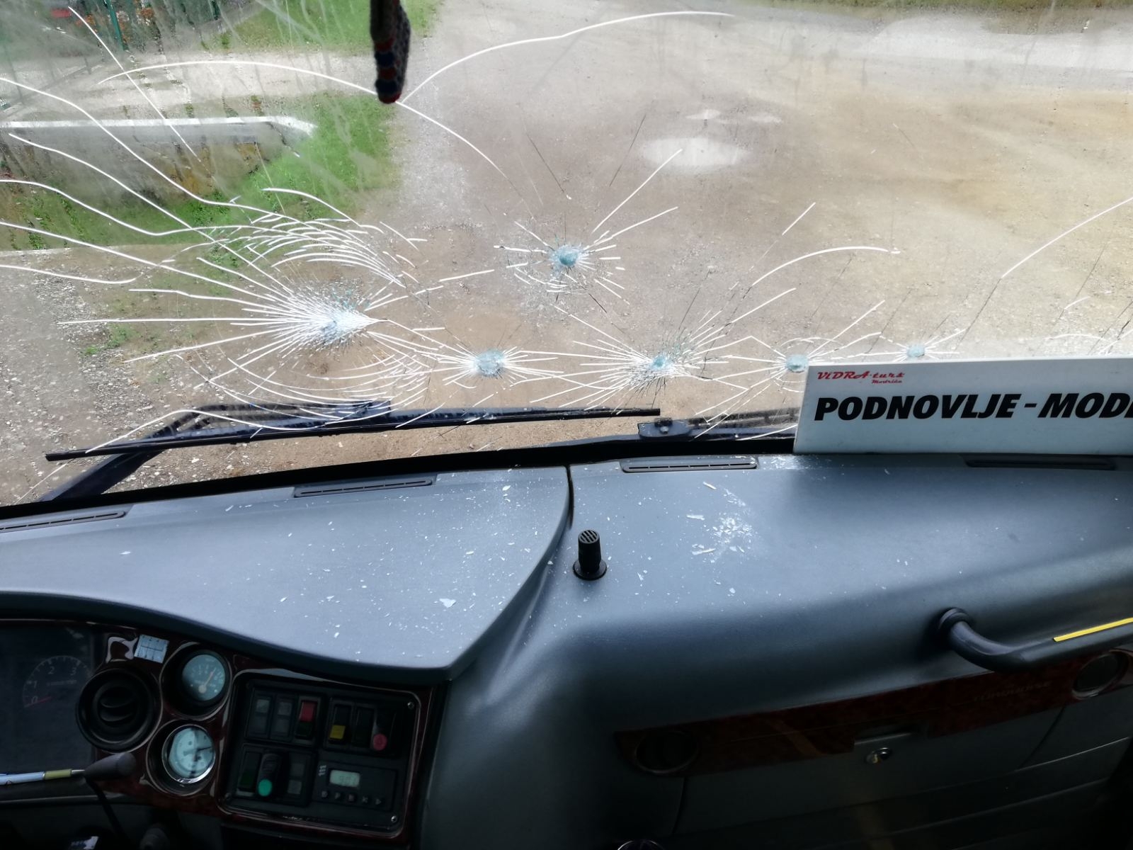 DOBOJ: Kamenovan autobus u Podnovlju (FOTO)