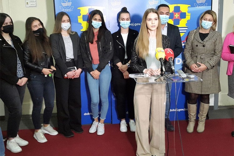 DOBOJ: Đaci Medicinske škole dobili novu salu, dobiće i razglas