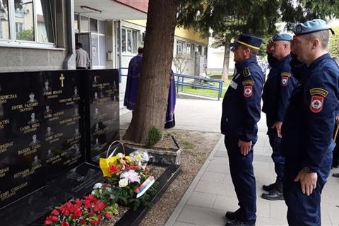 DOBOJ: Odata počast poginulim pripadnicima policije (FOTO)
