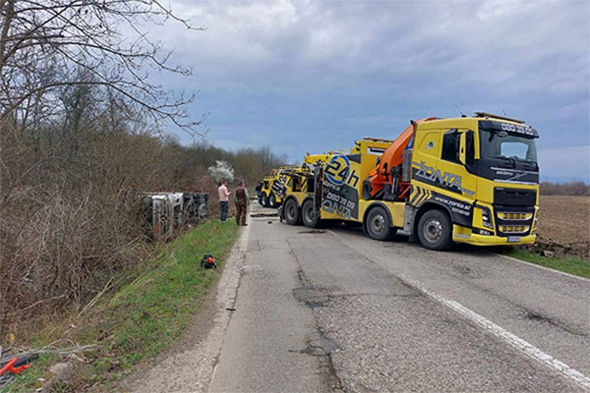 DOBOJ: Vozila izvučena iz kanala, saobraćaj uspostavljen