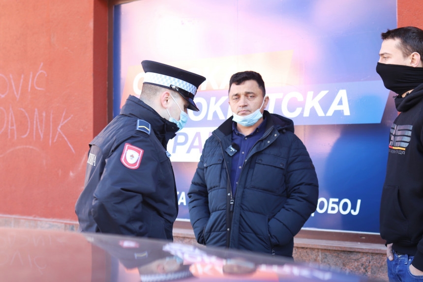 DOBOJ: Vandalizam nad prostorijama SDS-a