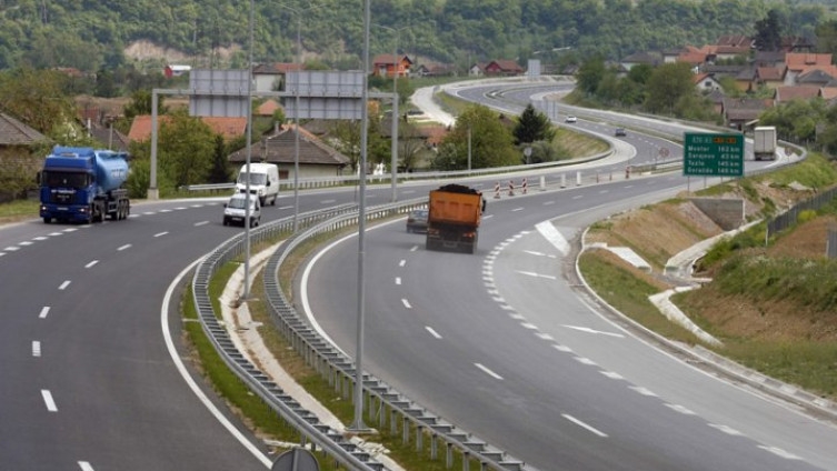 PUTEVI: Uslovi za vožnju povoljni, kraća zadržavanja na granici