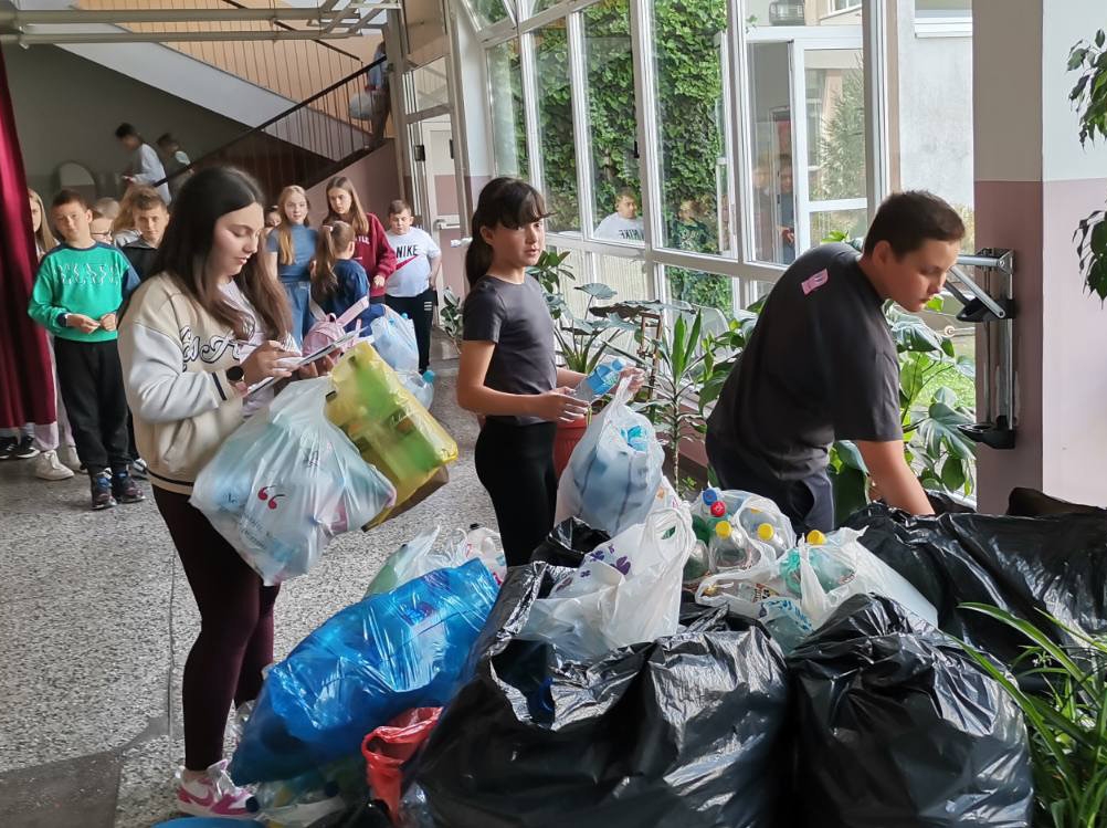 DOBOJ: Učenici škole “Vuk Stefanović Karadžić” za Dan planete Zemlje prikupili više od tonu i po plastičnog otpada