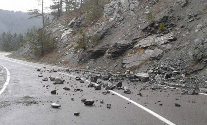 PUTEVI: Učestali odroni u usjecima