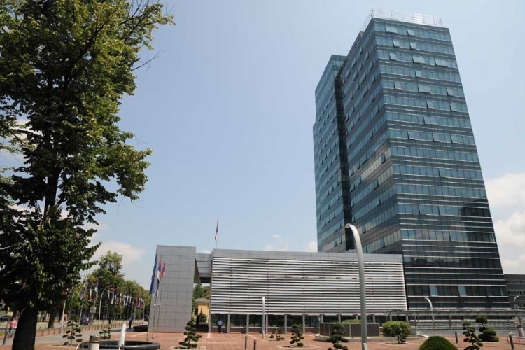 Sebe počastili autima, a narod socijalnim paketima