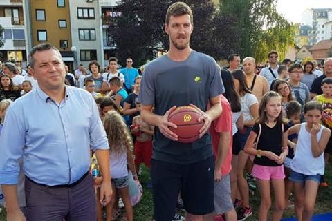 DOBOJ: Kuzmić otvorio košarkaški teren na otvorenom