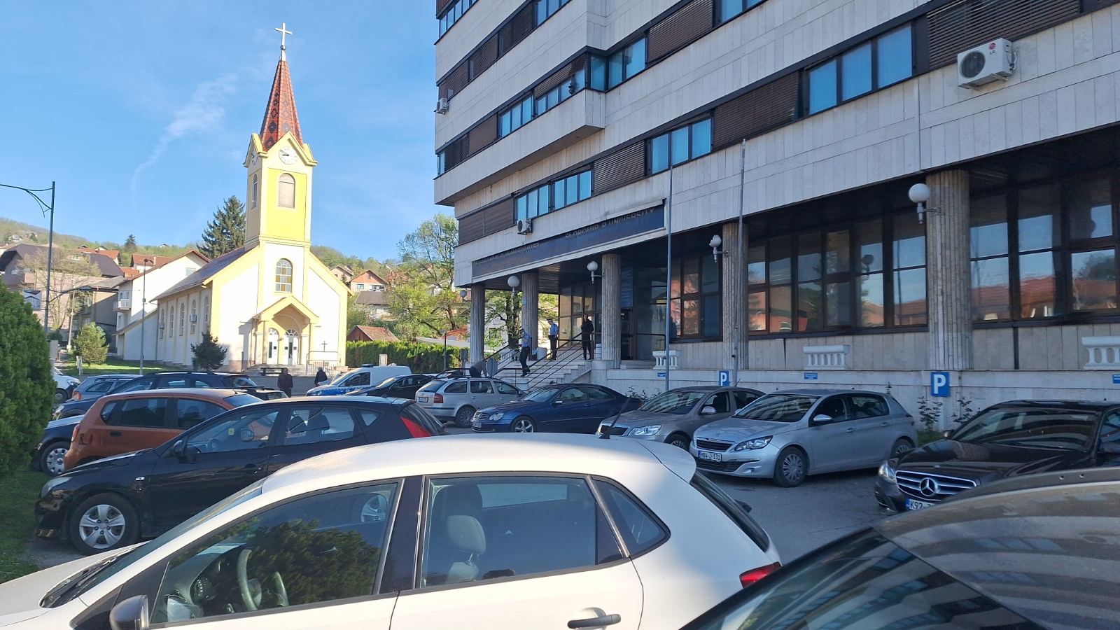 DOBOJ: Razbijena stakla na ulaznim vratima Slobomir P Univerziteta