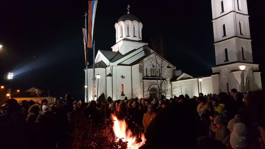 DOBOJ: Osveštan i naložen badnjak
