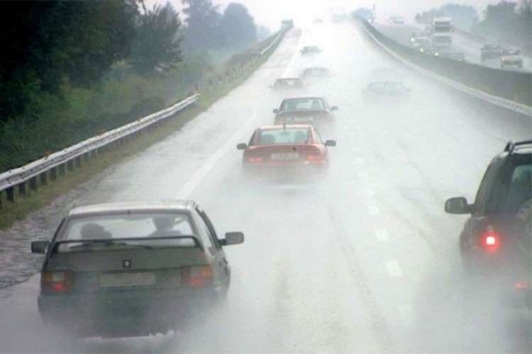 PUTEVI: Saobraćaj po mokrim i klizavim kolovozima