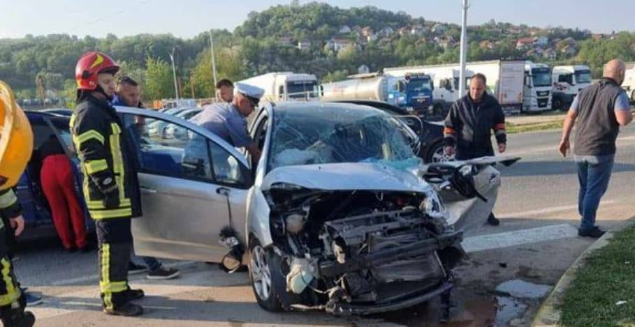 DOBOJ: Saobraćajna nesreća na putu M1-105. Dva povrijeđena, obustava saobraćaja.