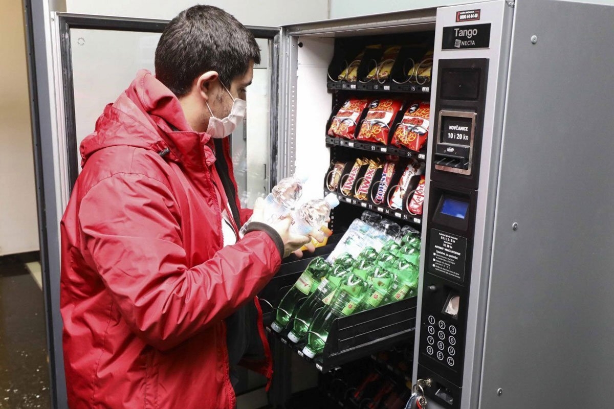 Samouslužnim aparatima s nezdravom hranom nije mjesto u školama Srpske