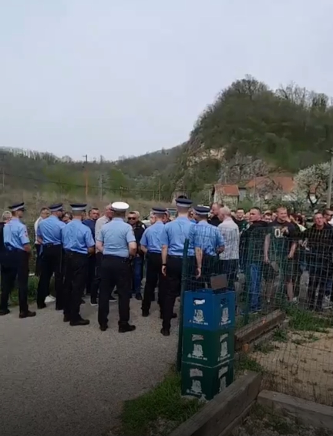 POLICIJA RAZDVAJA MJEŠTANE I AKTIVISTE SNSDA-a: Tribina ekoloških udruženja u Trbuku. (FOTO)