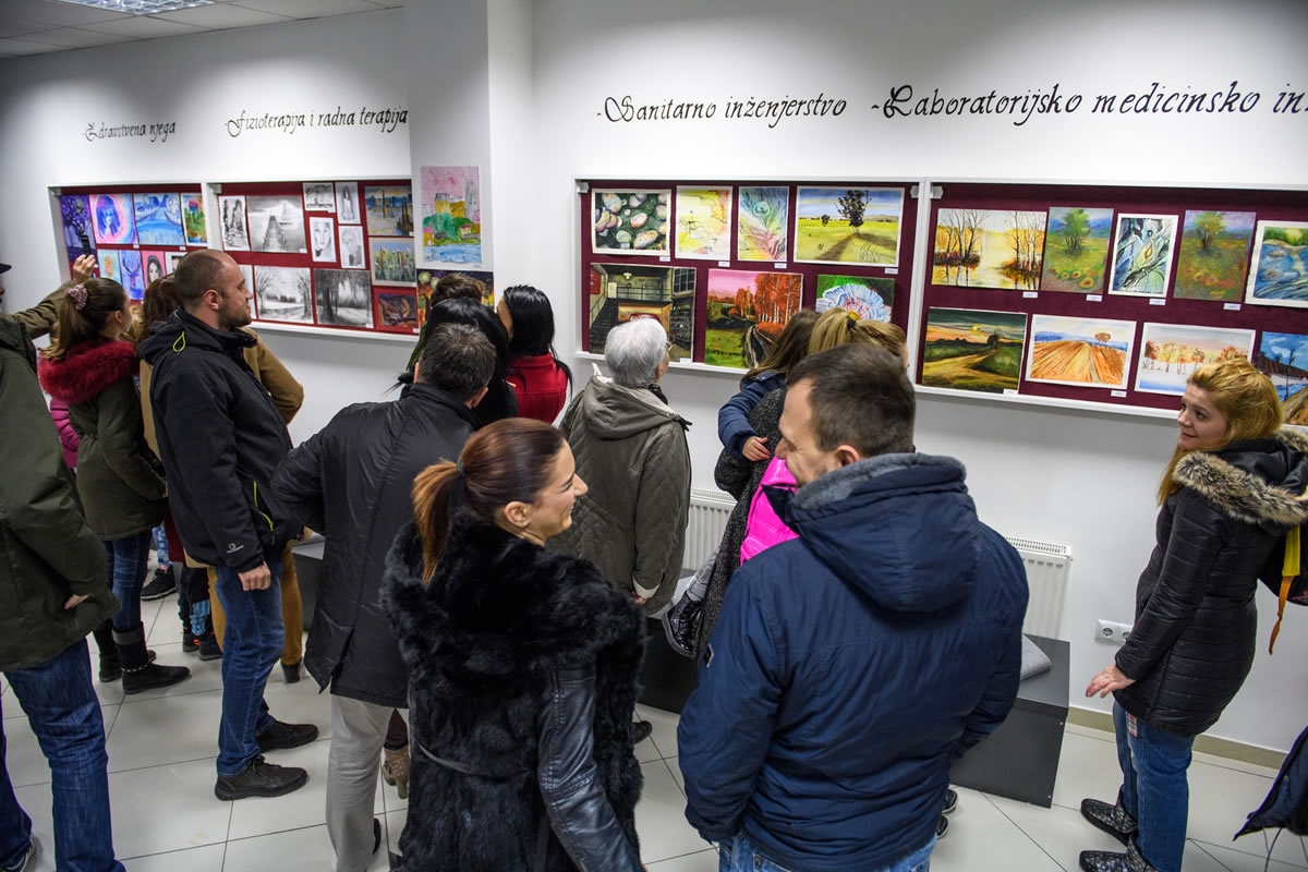 DOBOJ: Predstavljena izložba likovnih radova djece i odraslih (FOTO)