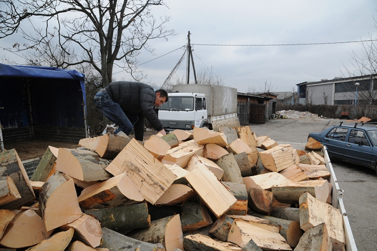 DOBOJ: Građani nemaju novca za toplije domove