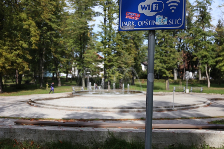 TESLIĆ: S omčom oko vrata sjedio na drvetu 22 sata