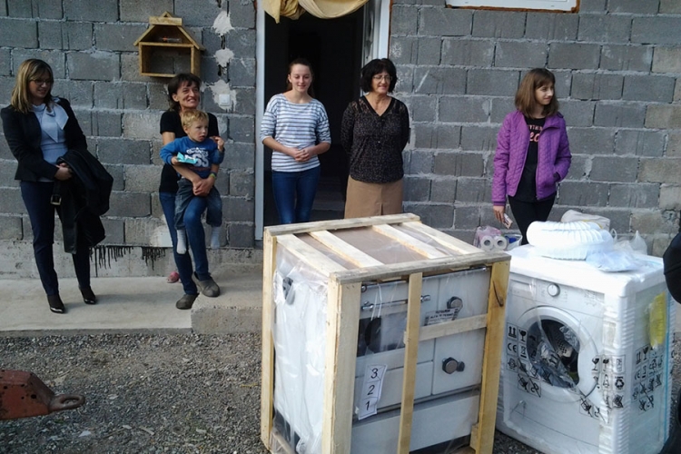 AKCIJA UČENIKA I NASTAVNIKA DOBOJSKE OŠ "VUK KARADŽIĆ": Simići dobili šporet i veš-mašinu