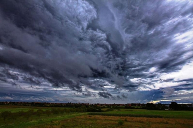 VRIJEME: Oblačno vrijeme uz povremenu kišu, na planinama moguć snijeg