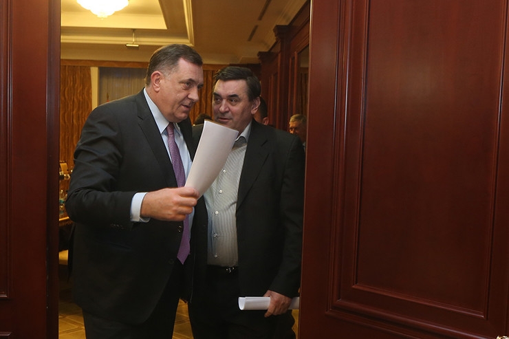 NEZADOVOLJNI ČLANOVI PRAVE NOVI SNSD Pobuna zbog uloge Obrena Petrovića