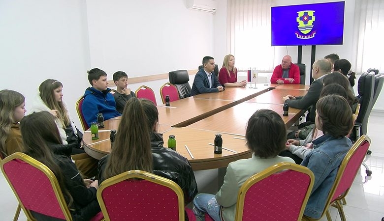 DOBOJ: U Gradskoj upravi organizovan prijem za učenike i nastavnike iz Aranđelovca (VIDEO)