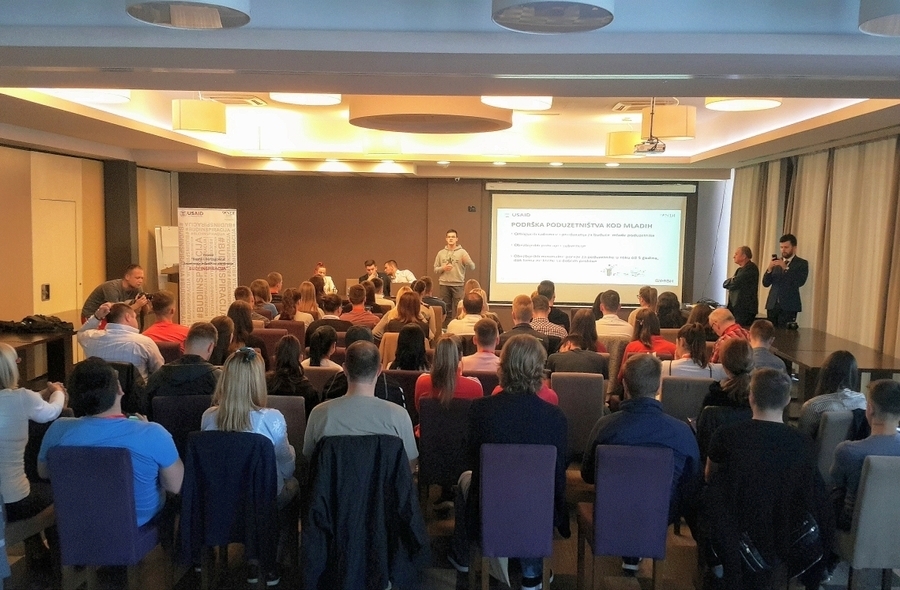 DOBOJ: Mladi predstavili viziju za budućnost BiH (FOTO)