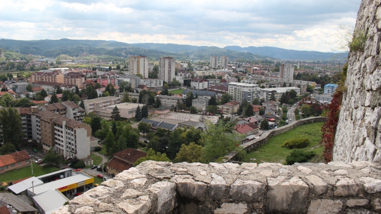 DOBOJ: U haustoru stambene zgrade napadnuta maloljetnica