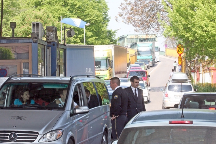 PUTEVI: Saobraćaj bez zastoja, kraća zadržavanja na granici