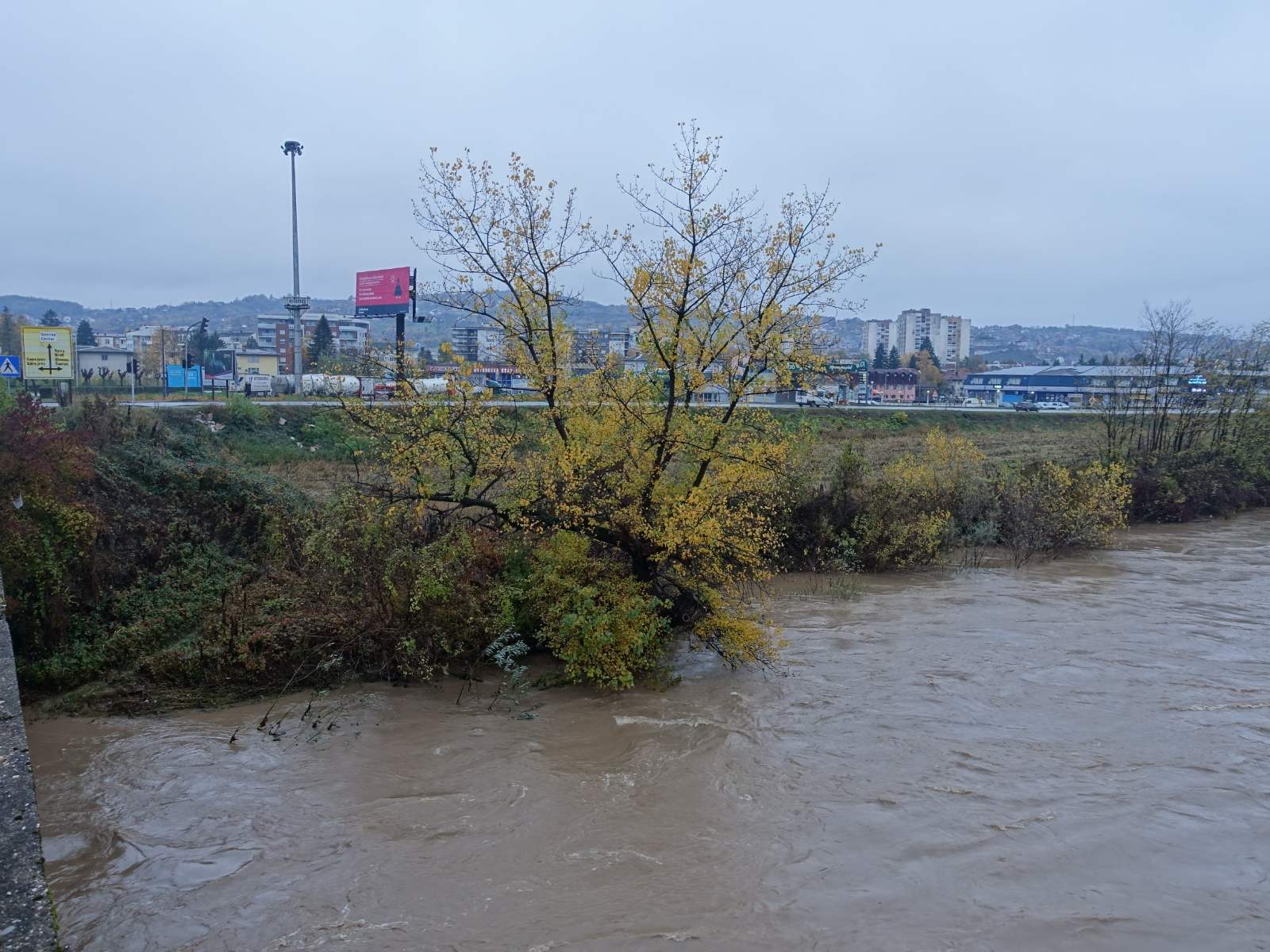 IMA LI OPASNOSTI OD POPLAVA U DOBOJU: Reporteri Dobojskog infa na obalama Bosne (VIDEO) (FOTO)