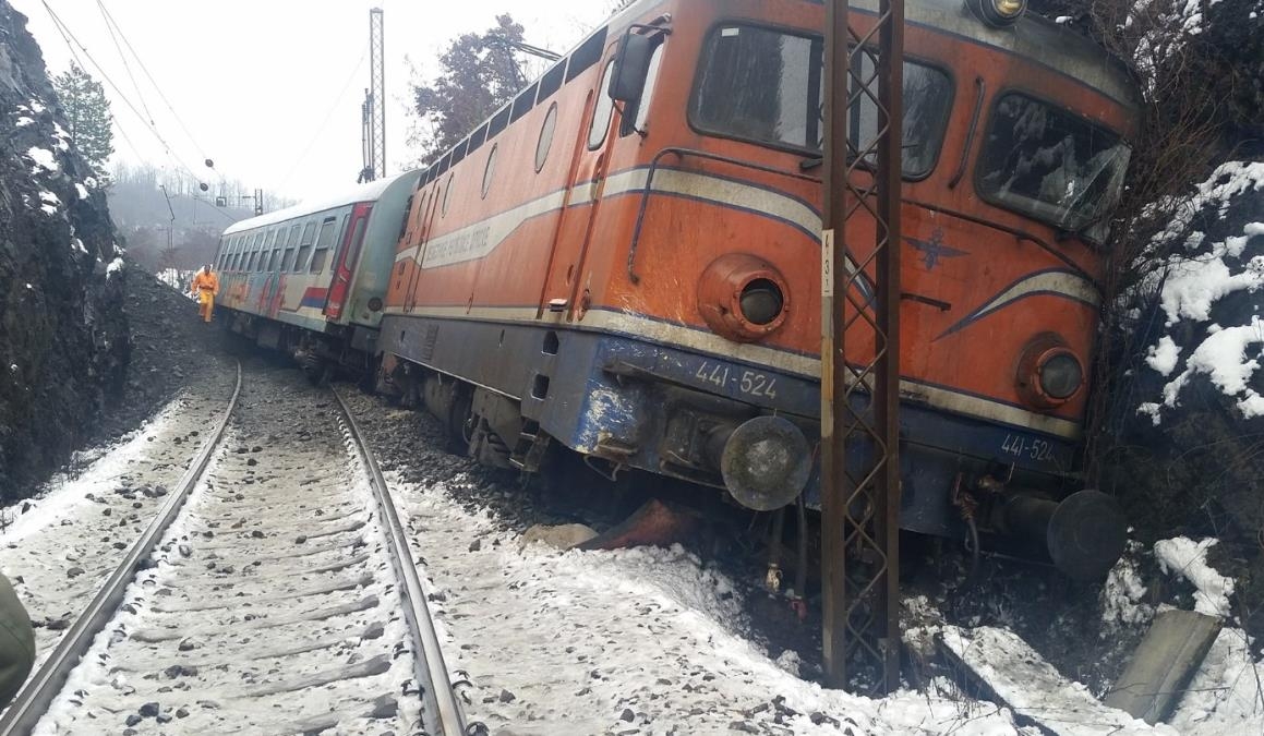 DOBOJ: Lokomotiva iskočila iz šina u tunelu