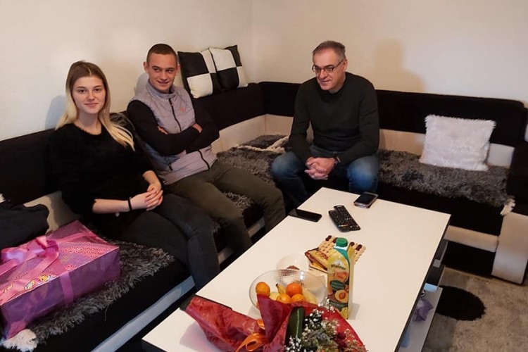 TESLIĆ: Načelnik darivao prvorođenu bebu