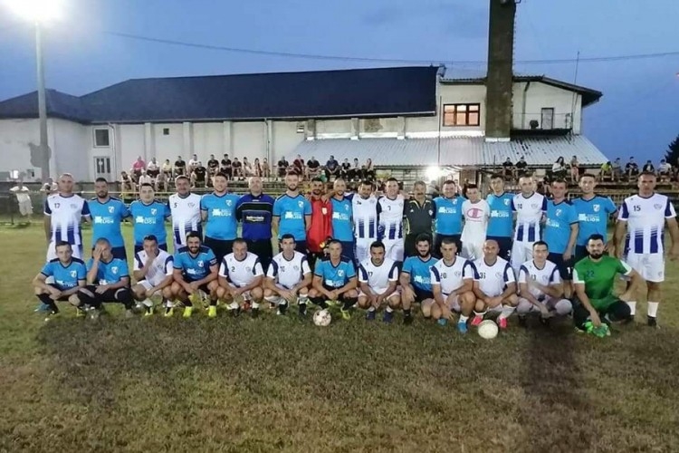 DOBOJ: Policajci igrali fudbal za kolegu kojem je dijagnosticiran rak (FOTO)