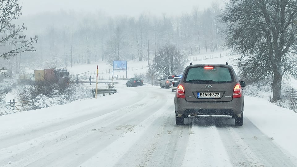 PUTEVI: Snijeg otežava saobraćaj u istočnim krajevima